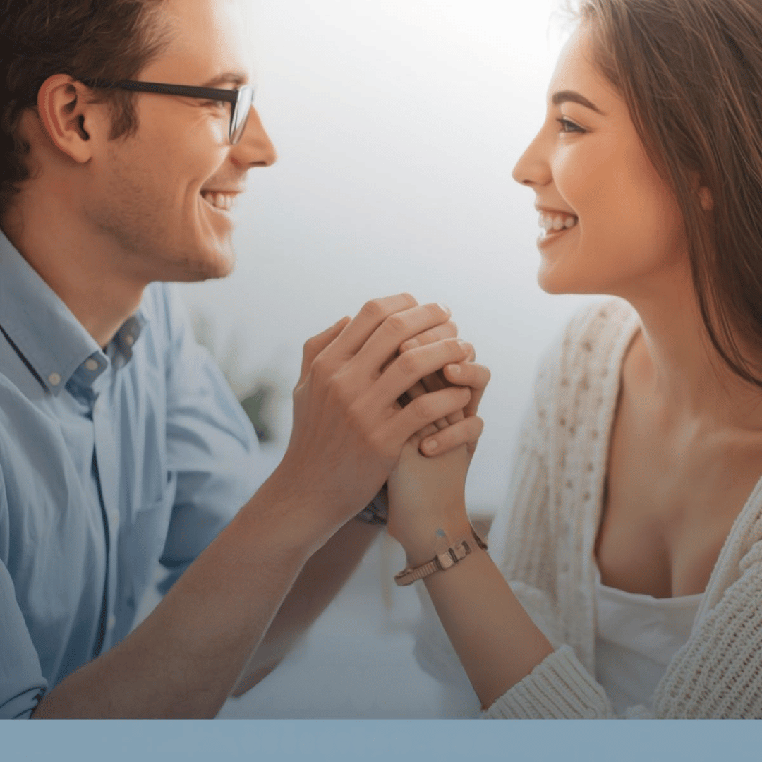 손을 맞잡고 서로를 마주 보는 커플의 모습, 파트너와의 소통과 관계 개선의 중요성 상징
