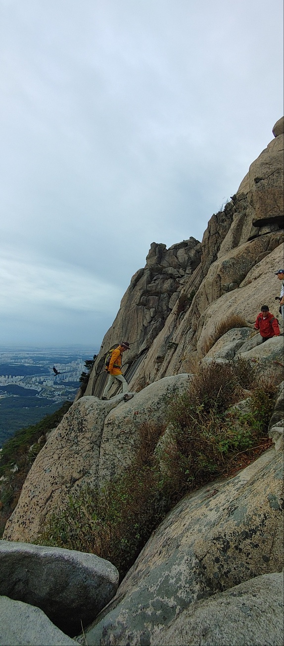북한산-백운대-가는-경사-심한-암벽-길