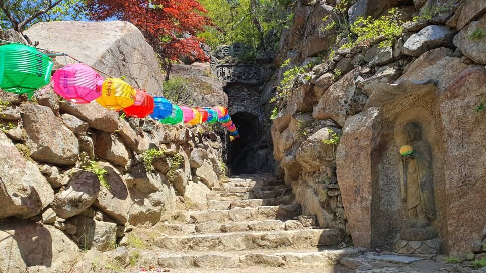 함양 서암정사 : 돌에 새겨진 수행의 흔적과 자연이 어우러진 산중 석굴 사찰