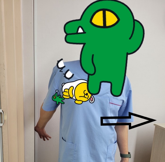 상완이두근 스트레칭 하는 방법을 찍은 사진입니다.