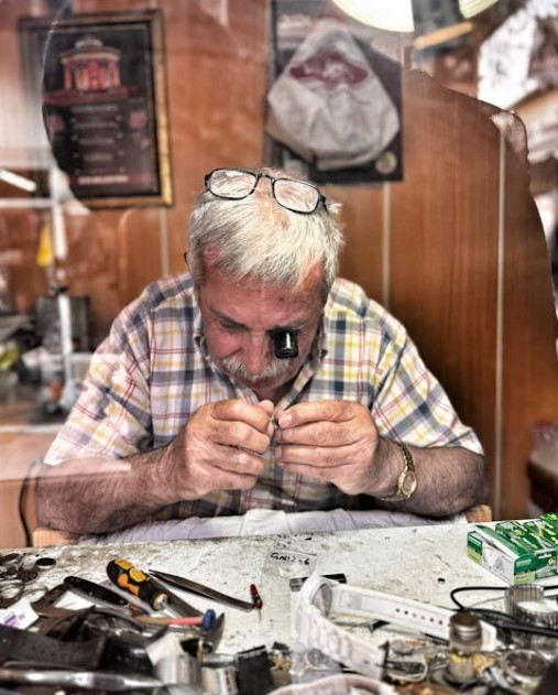 백화점 시계 수리 vs 사설 수리, 어디서 맡겨야 할까