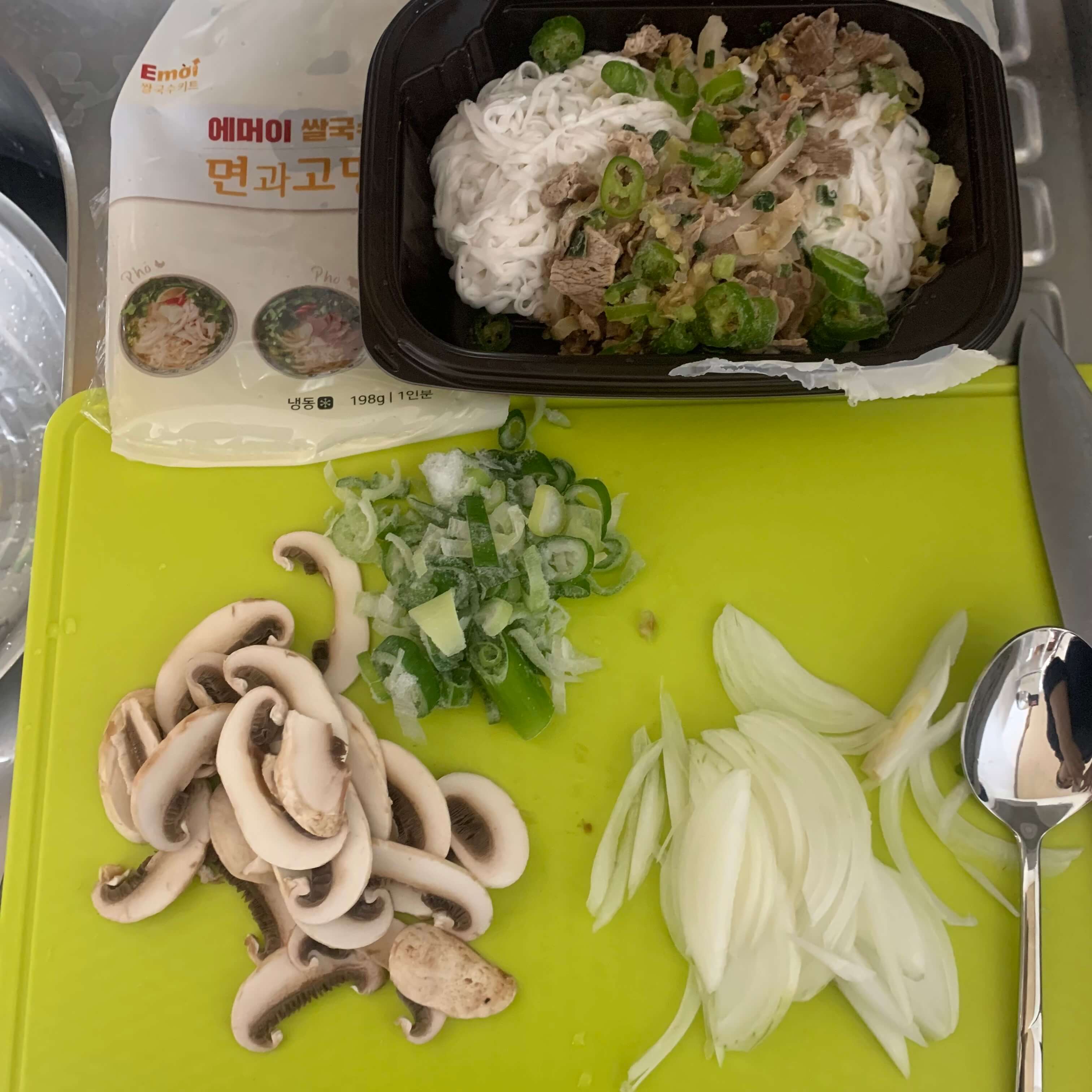 도마에-쌀국수-재료가-있는-사진