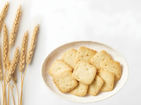 좌측 익은 보리짚과 우측 레몬쿠키가 담긴 접시가 보인다.