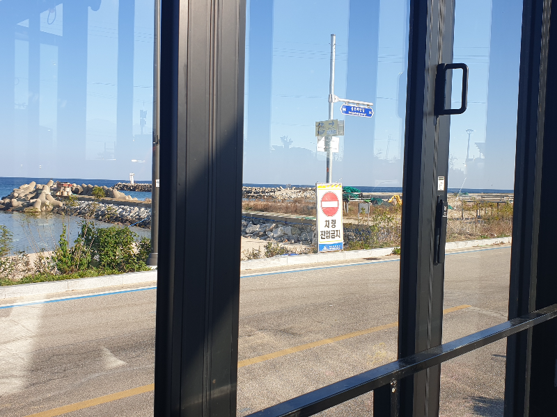 폴딩도어 창틀 사이로 바다가 보인다.