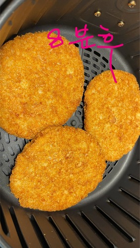 풀무원 통등심 돈까스 중간에 뒤집어 주는 사진