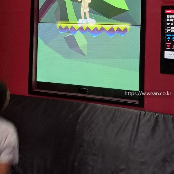 어린이가 트램폴린을 타고 있습니다.