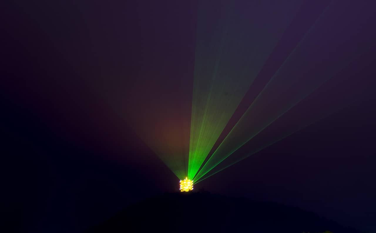 레이저 포인터 등으로 비행기 조종 방해 시 처벌