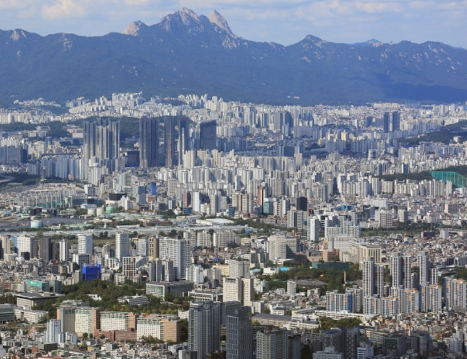 서울시 아파트단지가 내려다보이는 전경 사진