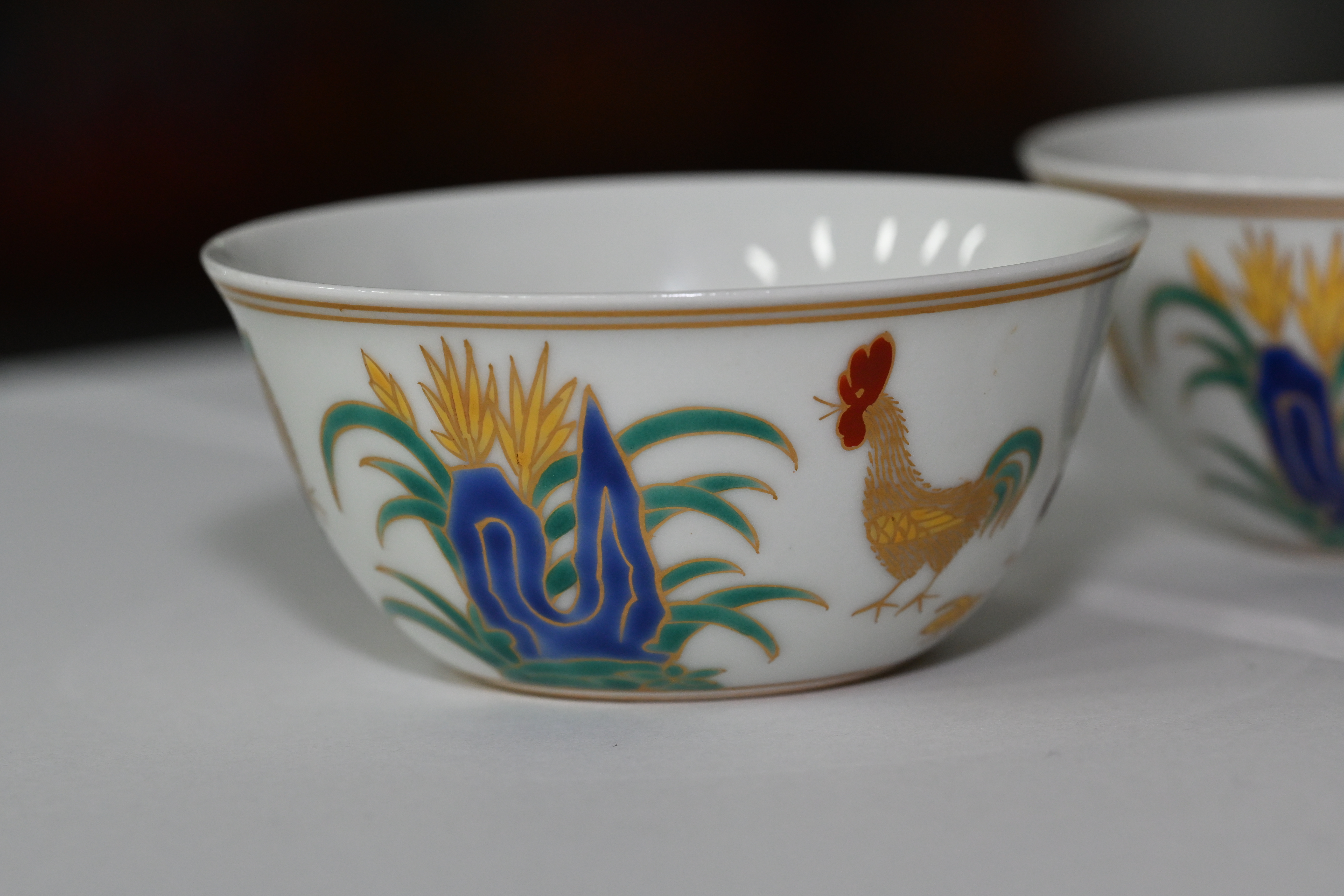 * **名称 Description:** 明代成化年鸡缸杯 (명대 성화년 계항배)
* **年代 Period:** 明 代 (명대)
* **质地 Quality:** 陶 瓷 (도자)
* **尺寸 Size:** 高: 3.8cm 口径: 8cm (높이: 3.8cm, 입지름: 8cm)
* **质量 Weight:** 一对 (한 쌍)