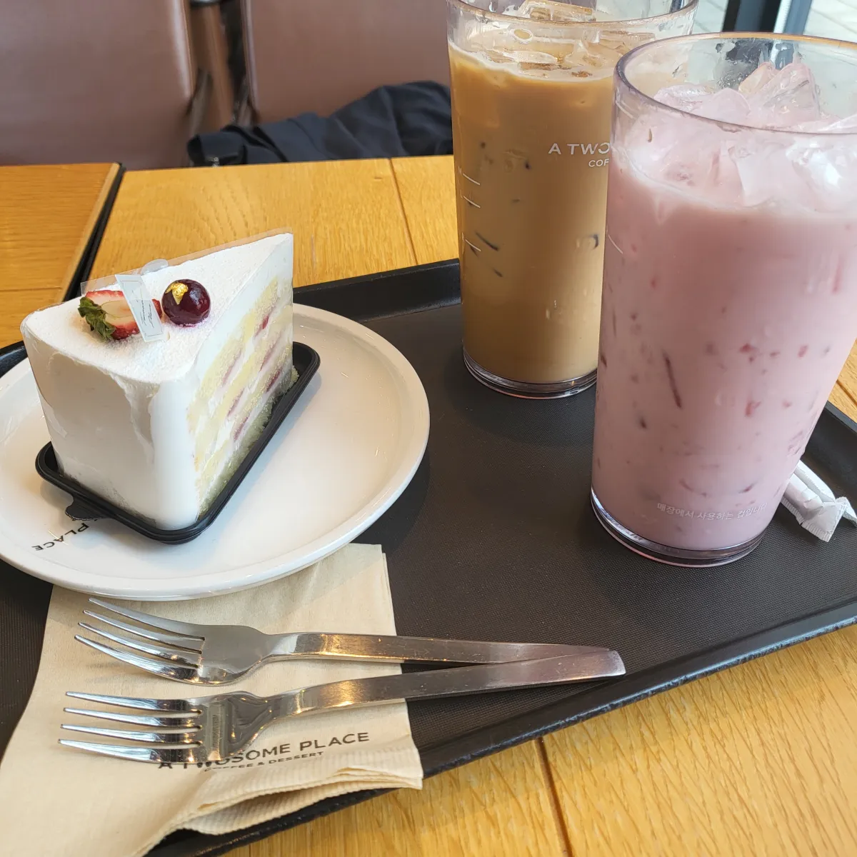 딸기-케익-아이스-라떼-한-잔-딸기-라떼-아이스-한-잔의-사진
