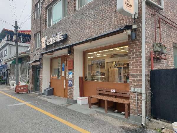 엉클 브레드. 적벽돌에 우드로 인테리어가 되어 있다.