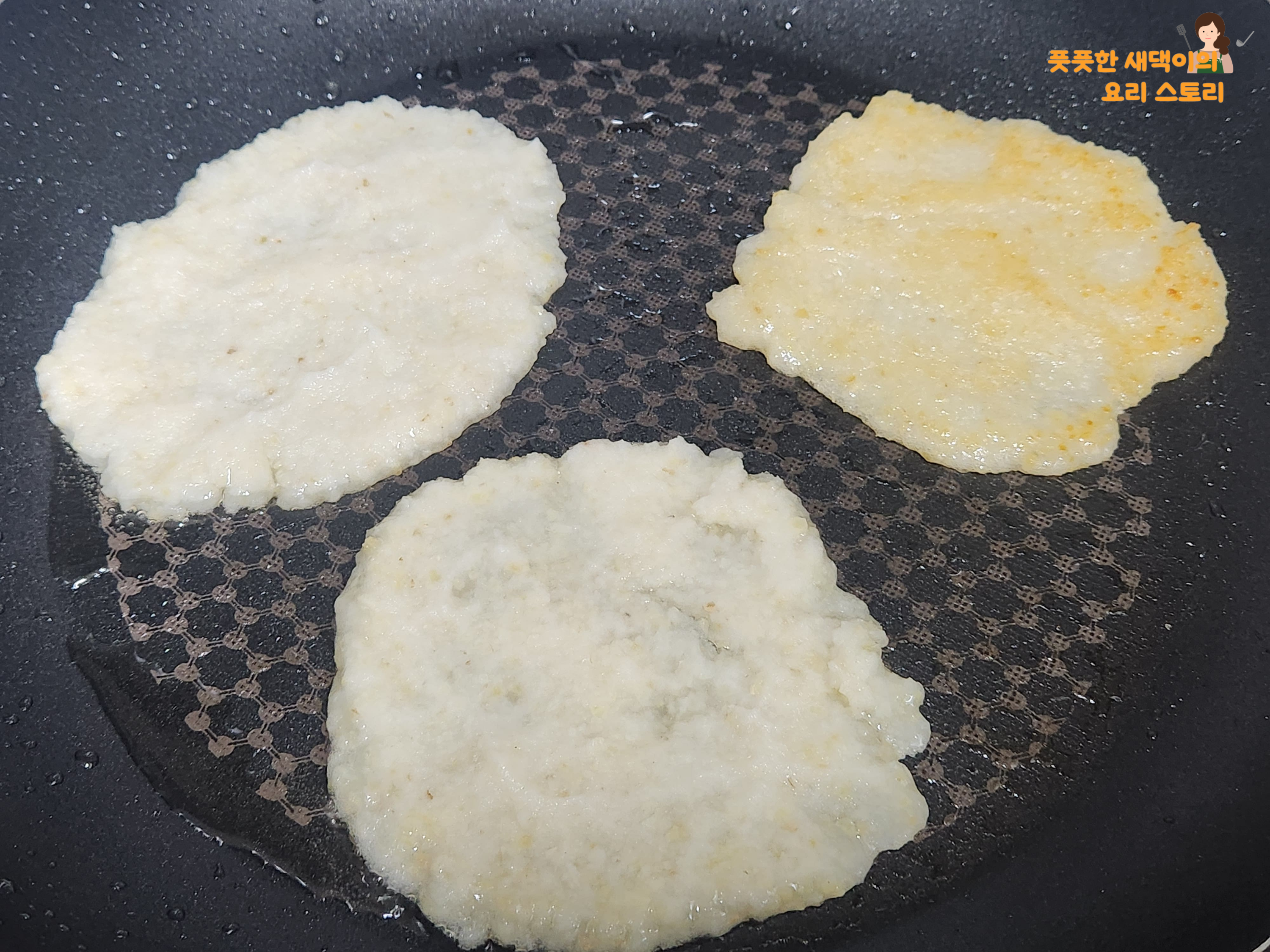 감자전 반죽을 얇게 펴주기