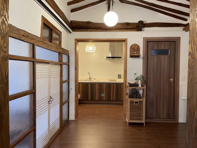 가을담 거실 뒷편과 부엌 입구