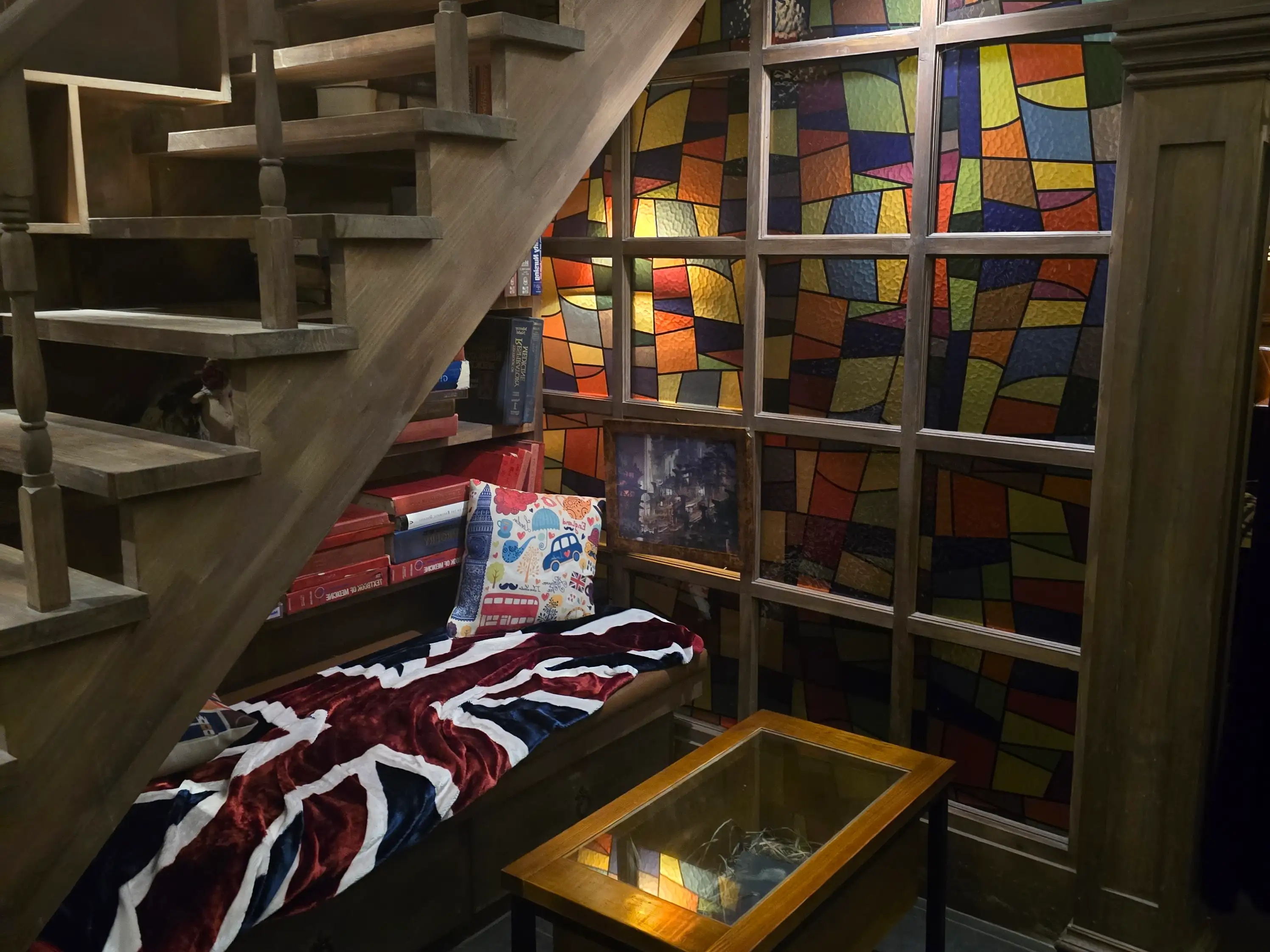 앤티크한 테이블과 의자, 벽난로가 보이는 공간, 은은한 조명이 아늑함을 더한다