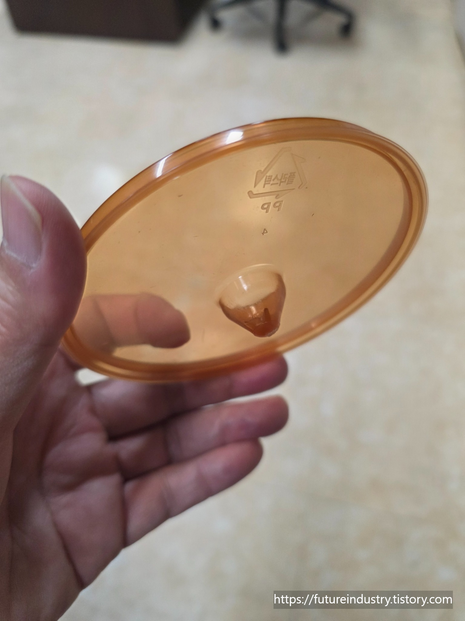 두부스틱 뚜껑 홈, 두부스틱 용기 구조, 과자 용기 뚜껑 여는 법, 플라스틱 용기 설계, 이지캡 구조, 간식 용기 개봉 방법,
생활 속 디자인, 패키징 설계 사례,