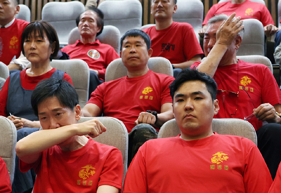 지난 2일 오후 서울 여의도 국회에서 열린 제414회 국회(임시회) 제1차 본회의에서 순직 해병 수사 방해 및 사건 은폐 등의 진상규명을 위한 특별검사의 임명 등에 관한 법률안이 가결되자 해병대예비역연대 회원들이 눈물을 흘리고 있다. [사진=뉴시스]