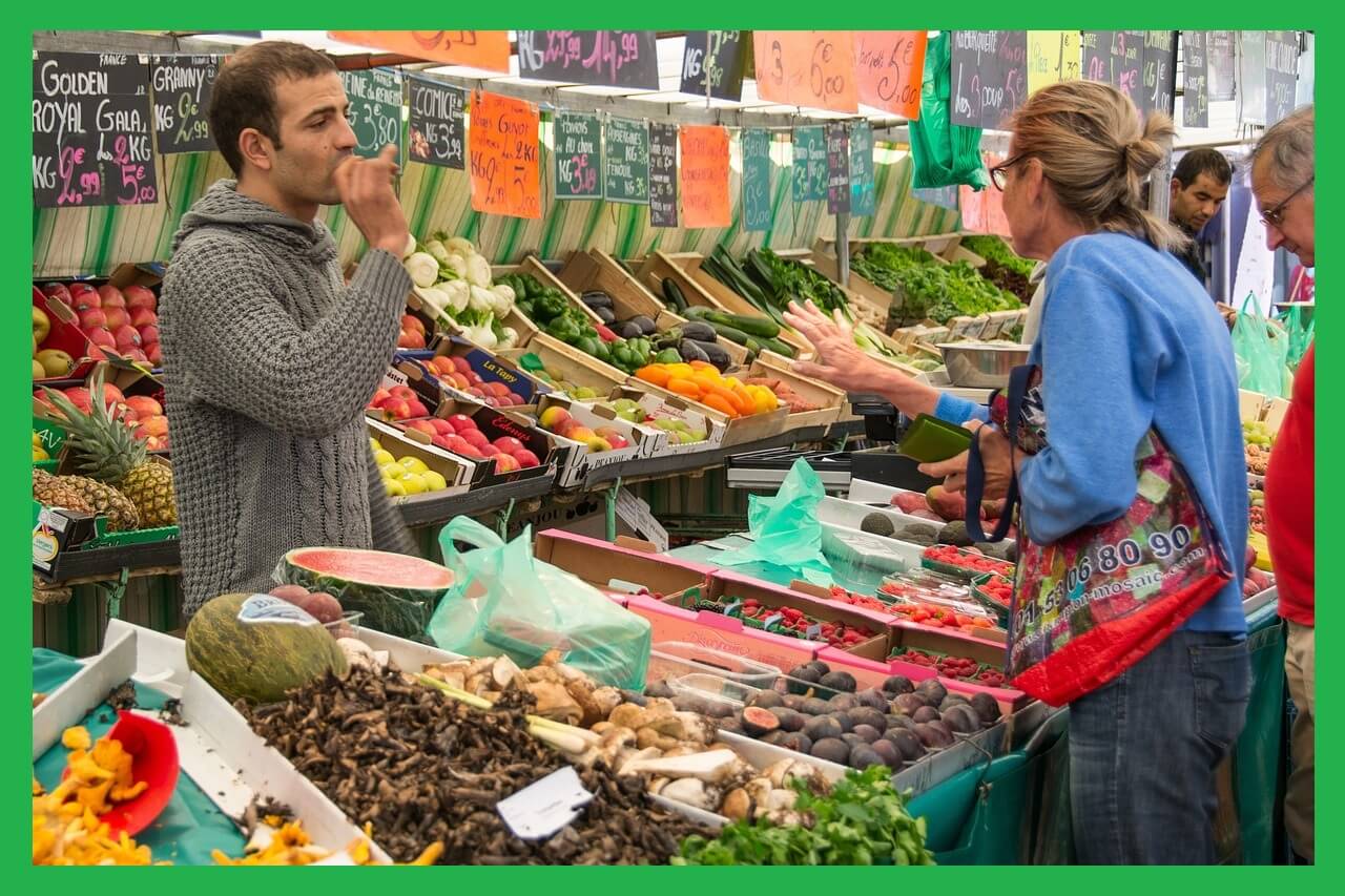 신선한-야채-구매하는-사람들