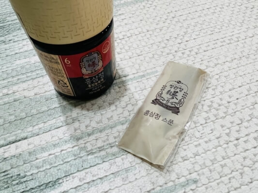 병과 스푼 사진