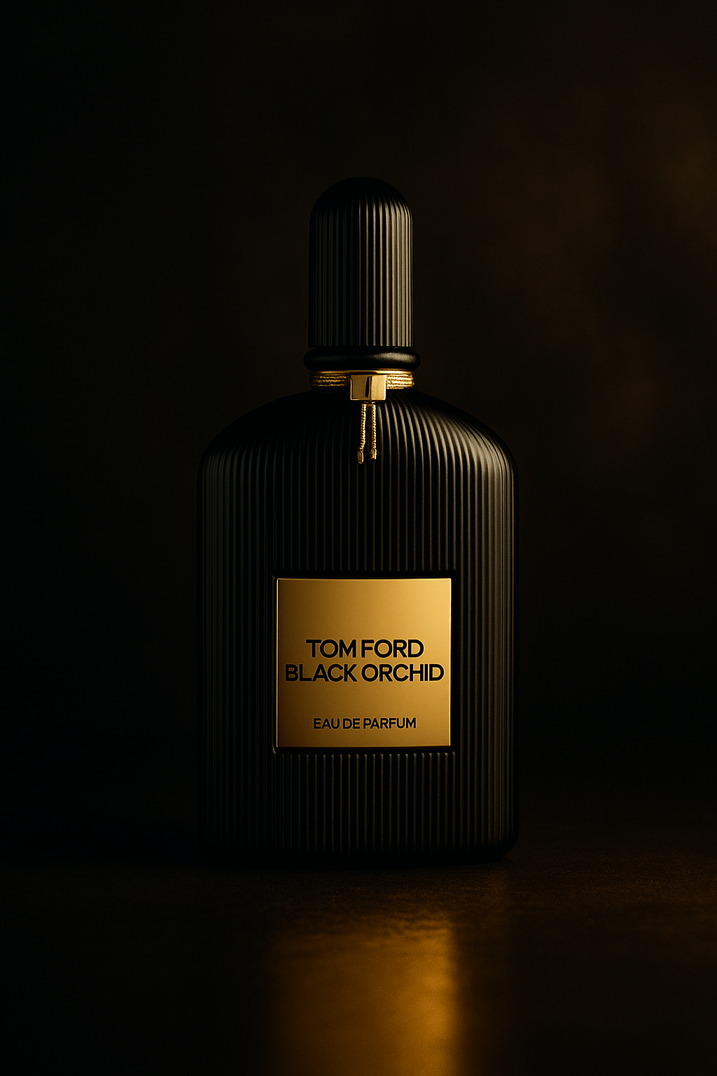 어두운 배경 속 따뜻한 스포트라이트에 비친 세로 줄무늬 블랙 보틀, 중앙의 금색 라벨이 돋보이는 톰 포드 &lsquo;블랙 오키드&rsquo; 향수 제품 사진