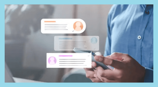 휴대폰으로-채팅-하는-손