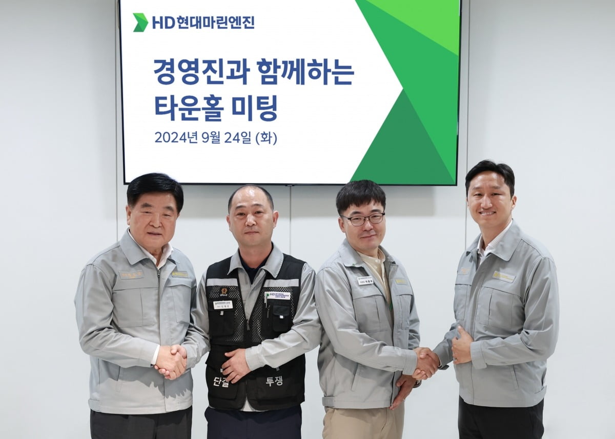 HD현대 권오갑 회장과 정기선 부회장이 HD현대마린엔진 창원공장에서 타운홀 미팅을 갖고 기념 사진을 촬영하고 있다. 왼쪽부터 HD현대 권오갑 회장, HD현대마린엔진 신재중 생산직 노조위원장, HD현대마린엔진 박동희 사무직 노조위원장, HD현대 정기선 부회장.