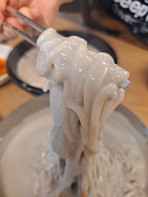 검정콩국수 면발