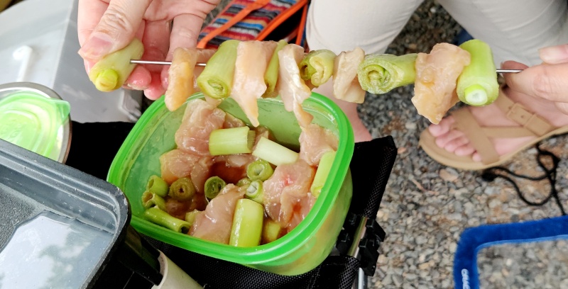 준비된 양념고기를 꼬치에 꼽는 미루