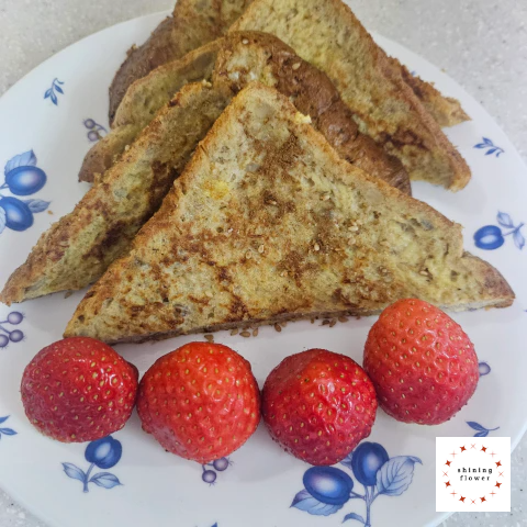 프렌치토스트와 곁들인 딸기