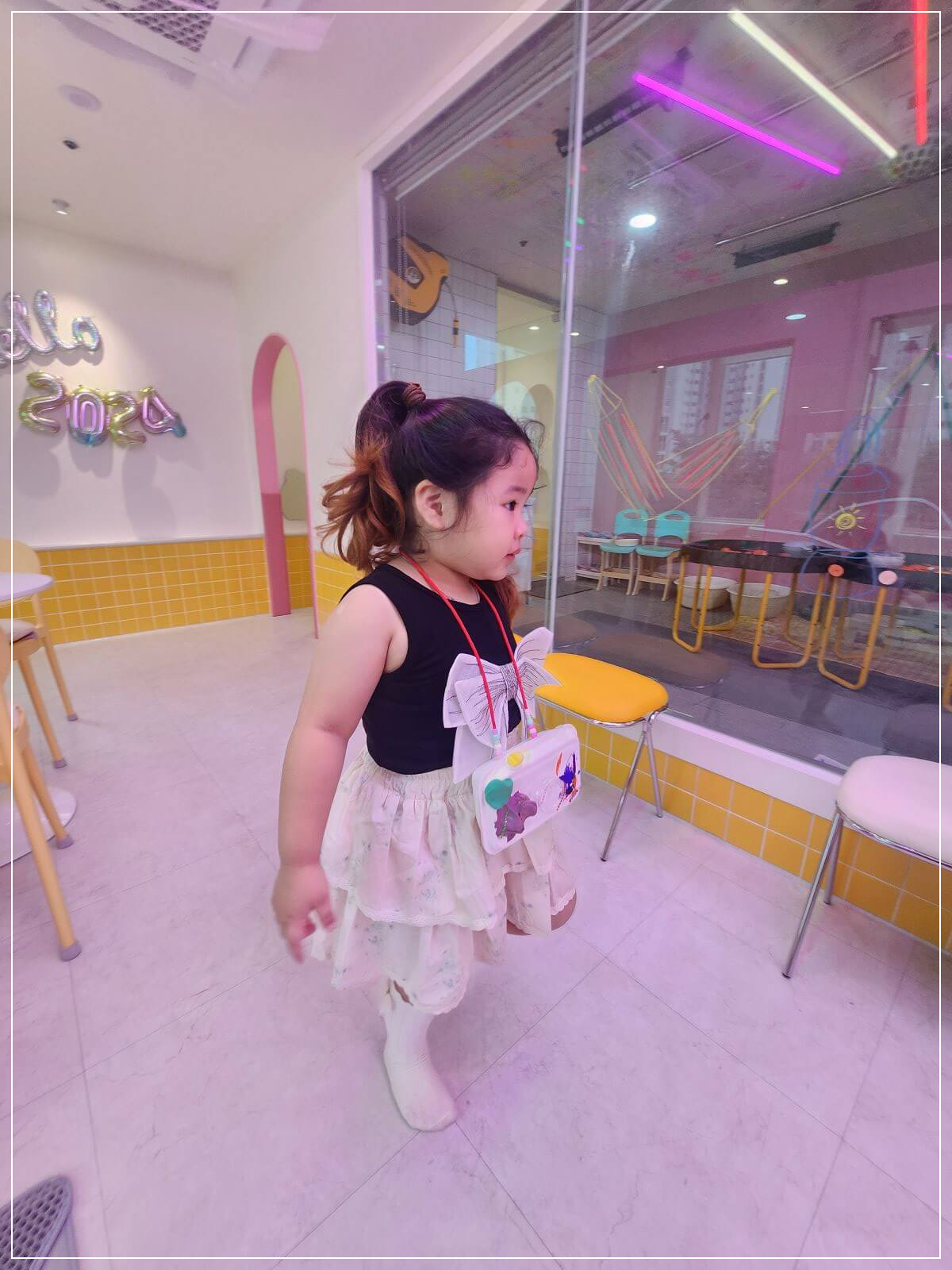 용인-동백-키즈카페에서-창의적-놀이에-참여하고-있는-아이,-직접-만든-공예-작품을-자랑스럽게-보여주고-있습니다.