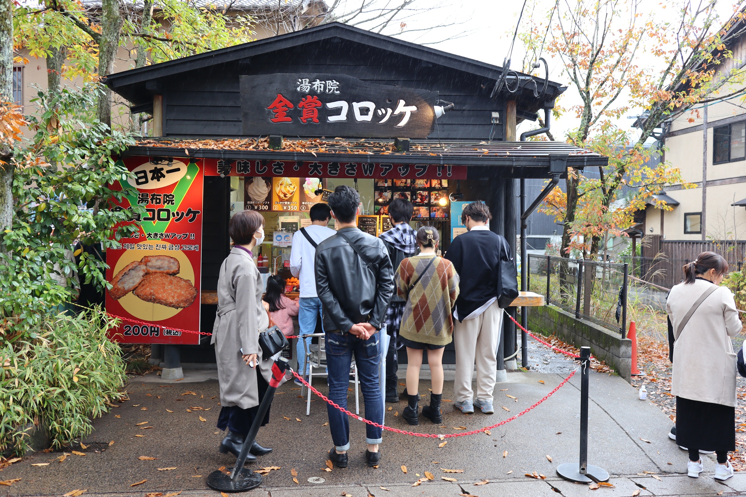 유후인-황금고로케-줄서기