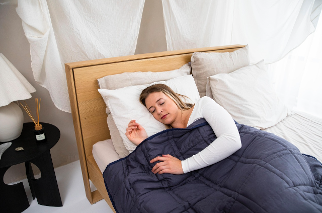 편안한 침실에서 조용히 잠든 여성의 모습