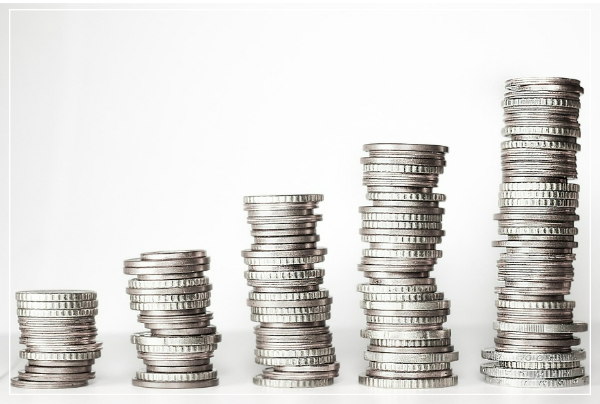 계단식으로 탑처럼 쌓여있는 동전 이미지