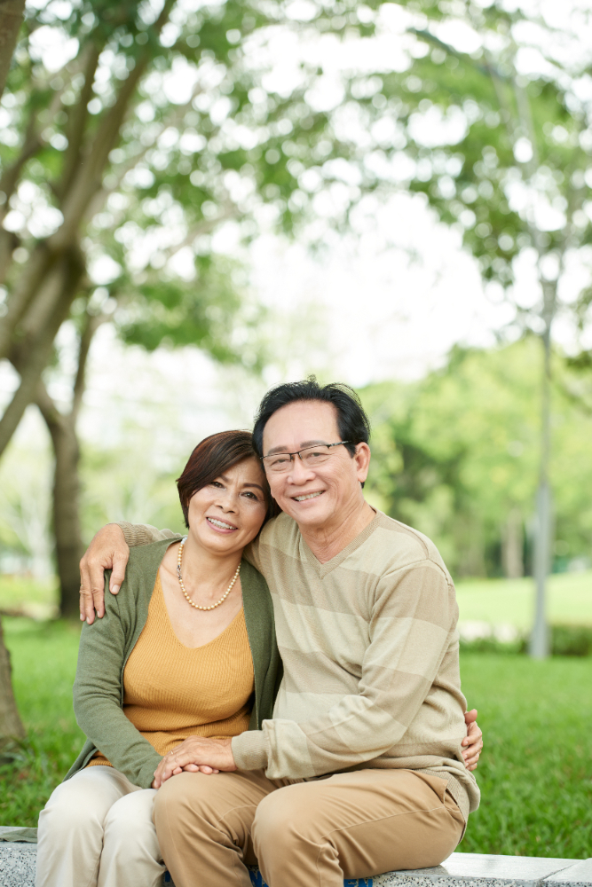 손을 맞잡고 어깨동무를 한 채 웃고 있는 중년의 남자,여자