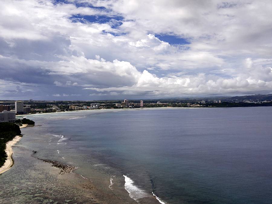사랑의 절벽 전망대에서 바라본 투몬 비치