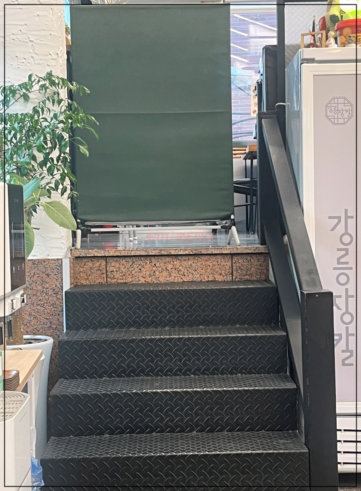 강릉장칼-파주심학산점-2층계단