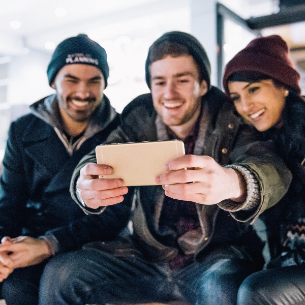 마기꾼 영어로 표현과

반대되는 경우를 봤으니

비슷한 경우도 있을 것 같은데요.

바로 셀기꾼을 비슷한 경우로

들어볼 수 있을 것 같아요.



셀기꾼은 셀카와 사기꾼의 합성어인데요.

셀카의 각도, 조명 등에 따라

실제 외모와 다르게 찍히거나

셀카 촬영 후에 보정을 통해서

실제 외모와 다르게 변화를

주는 경우를 말해요.



또는 실제의 삶과 셀카의 찍히는 삶이

다른 경우를 가리킬 때도 사용되죠.

예를 들어서 셀카에서는 항상 행복하고

부유하고 즐겁지만, 실제는 항상

그런 것은 아닌 것처럼요.



마기꾼 영어로 본 것처럼

셀기꾼을 영어로 표현하면

catfish라고 합니다.



catfish는 이전부터 있던 단어로

생선 &lsquo;메기&rsquo;라는 뜻을 가졌는데요.

갑자기 메기라고 하니까 이상하게 느껴지시죠.