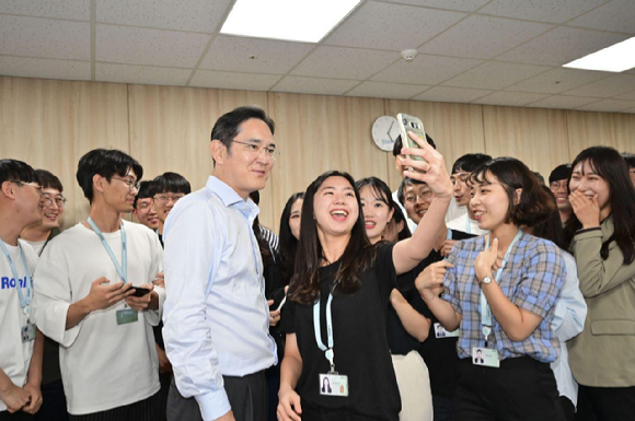 2019년 8월 SSAFY 광주 캠퍼스를 방문한 이재용 삼성전자 회장 [사진=삼성전자]