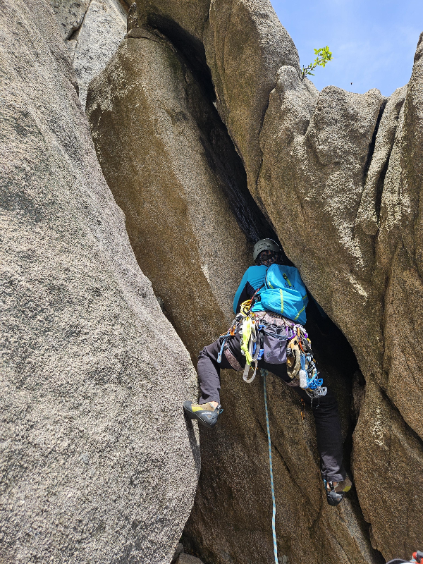 1피치 크랙에 올라 밖으로 