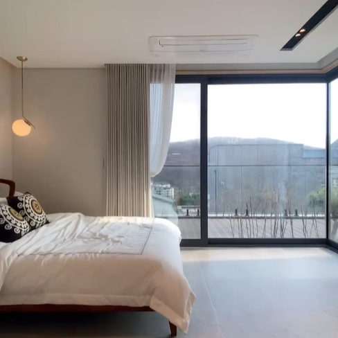 햇살이 왕창 들어오는 구조라서 습기가 찰수가 없는 안방