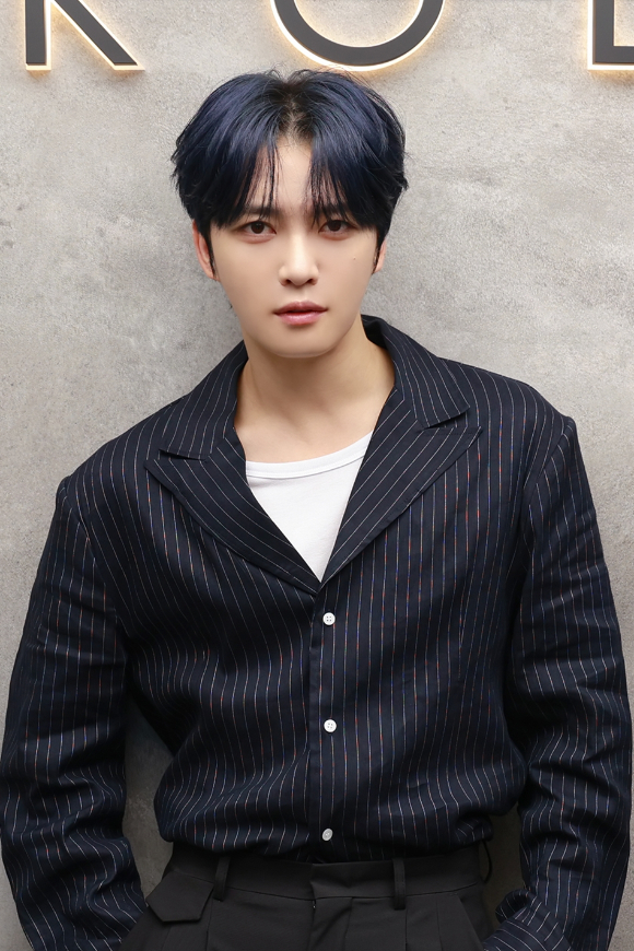 김재중이 정규앨범‘FLOWER GARDEN(플라워 가든)’발매 기념 인터뷰를 앞두고 사진 촬영을 하고 있다. [사진=인코드]