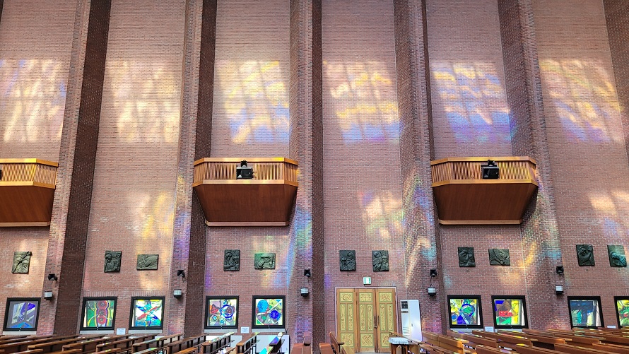 부산 남천성당 스테인드글라스 빛