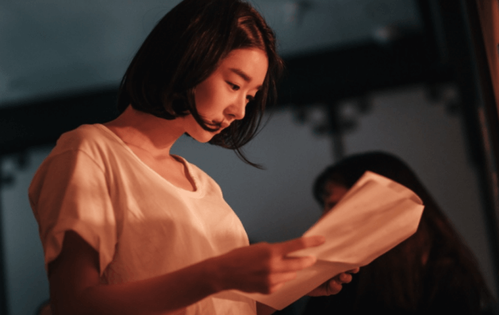 대본을-보고있는-서예지