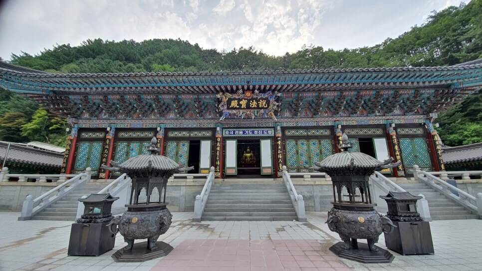 단양 구인사 : 한국 불교의 현대사와 수행이 만나는 곳 소백산 자락의 거대한 불교 성지