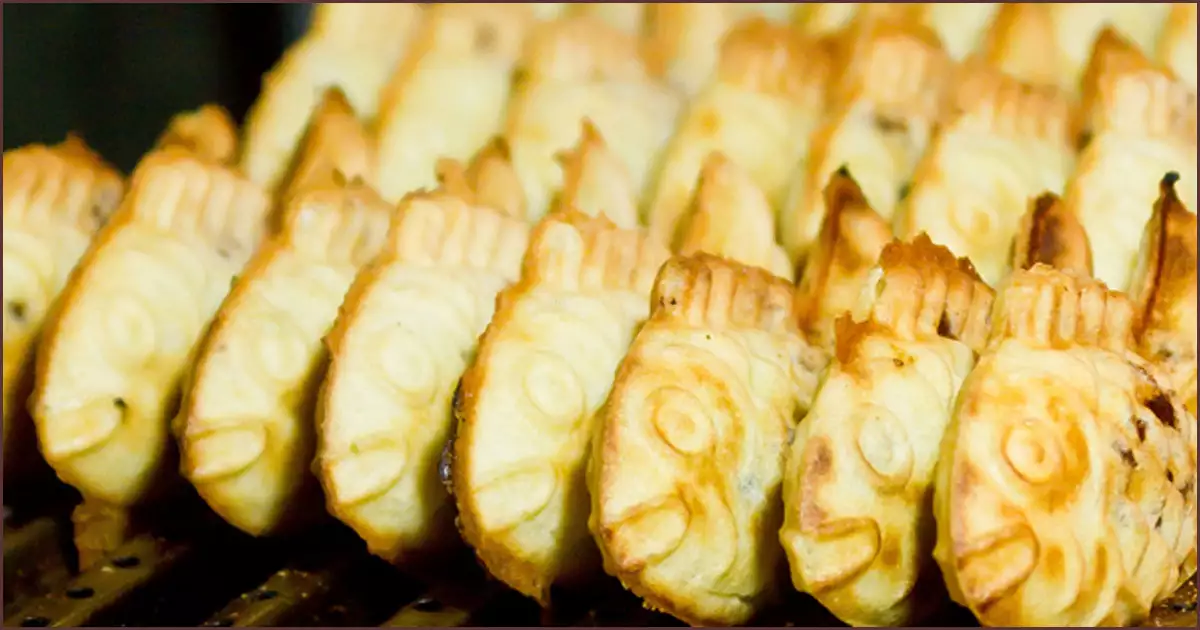 가을 겨울 먹음직스럽게 줄 서있는 붕어빵 간식