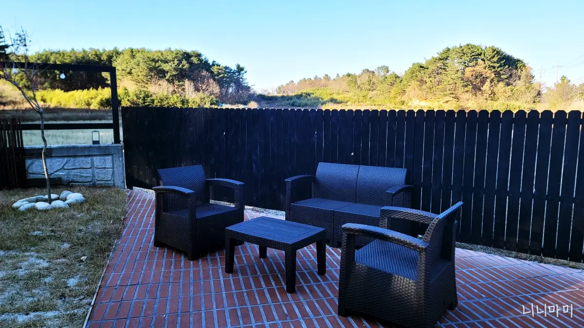 강릉료칸소돌향호-외부테이블