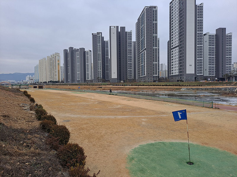 남천둔지 경산파크골프장. 경북 경산시 대평동 75-2 (강변동로)