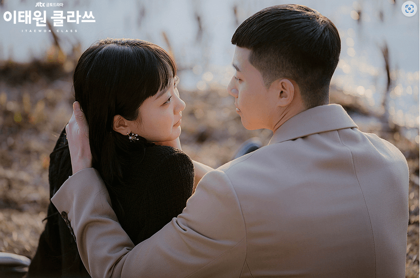 이태원클라쓰-주인공-김다미-박새로이가-서로-마주보는-장면