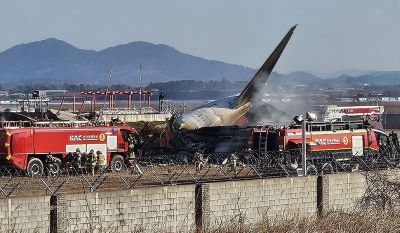 사고 현장에서 소방대원들이 화재 진압과 인명 구조를 하고 있는 모습