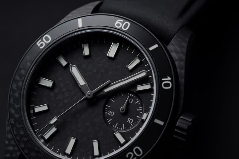 카본 파이버 소재로 제작된 고급 시계의 클로즈업