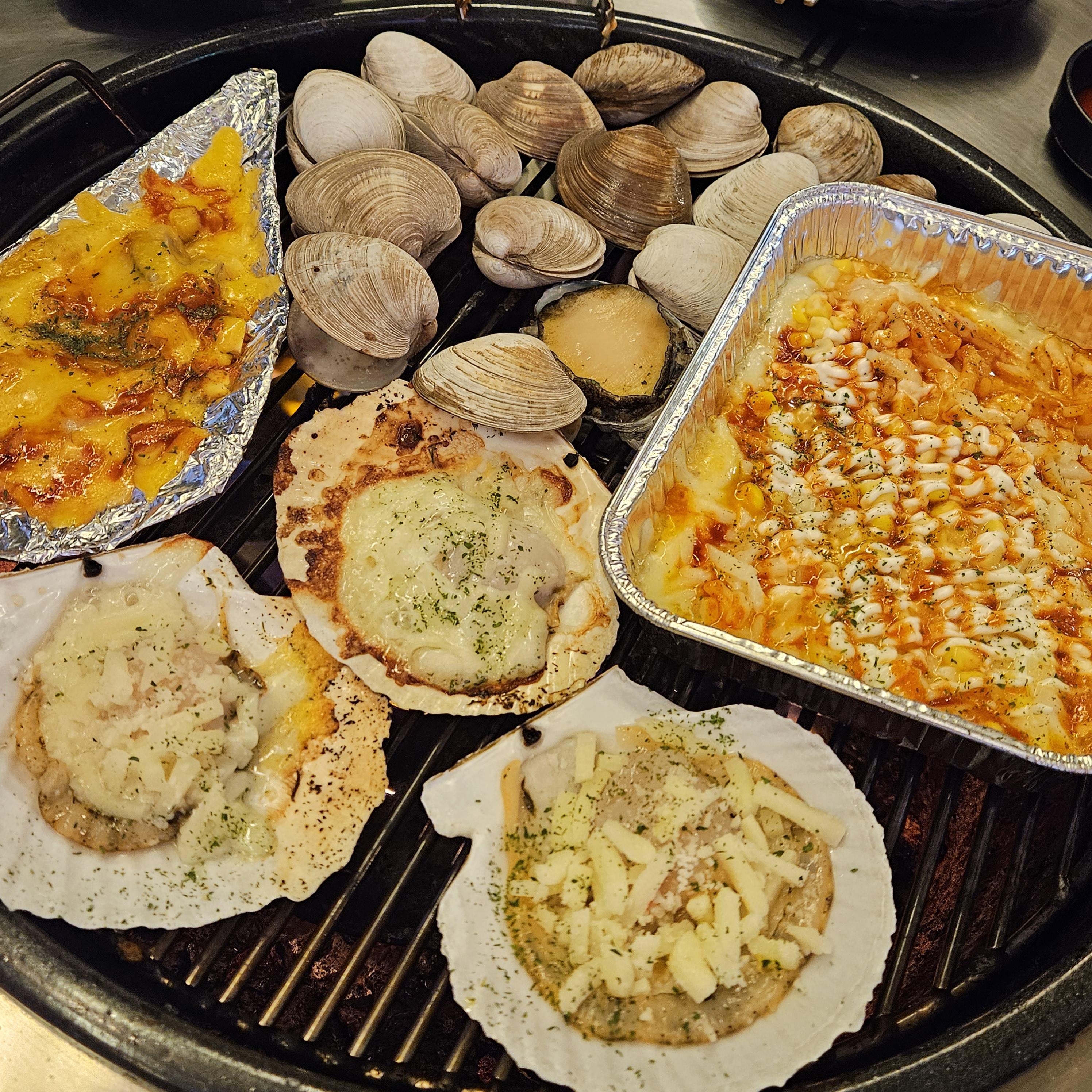 치즈가 들어간 모듬 조개 구이